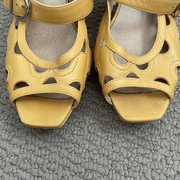 Sz 38 yellow platform heel - Picture 4 of 5